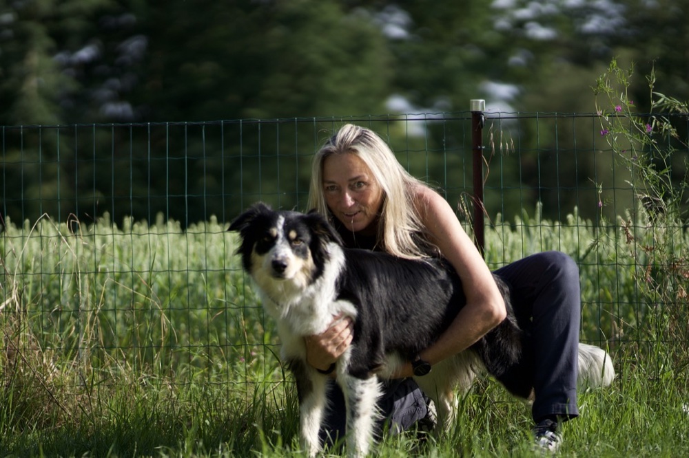 Ellen Hermes mit ihrem Hund in der Natur